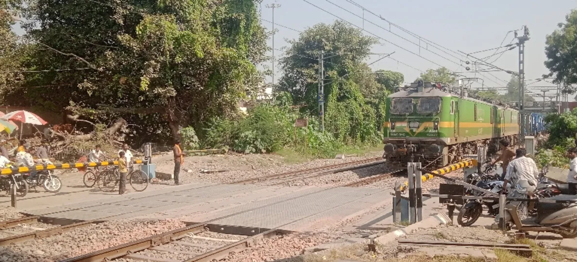 रोडवेज फटकिया की बंद रेलवे क्रासिंग पर ट्रेन निकलते के दौरान खड़े लोग। जागरण